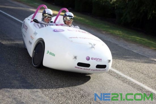 &ldquo;風(fēng)力探測(cè)者&rdquo;是一款輕量型汽車，車身重量?jī)H約220公斤，車內(nèi)空間足夠容納兩名乘員。車身呈雞蛋狀，由碳纖維材料制成，車架則由鋁材料制成。四個(gè)輪胎則是專門定制的自行車輪胎。