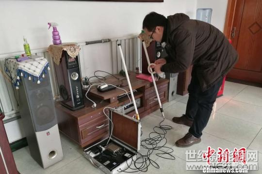 國家電網技術人員在在河北省淶水縣南郭下村的分布式光伏扶貧電站研發5G技術傳輸。　趙明 攝