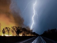 夏日光伏電站任何應對雷暴大風和冰雹等極端天氣